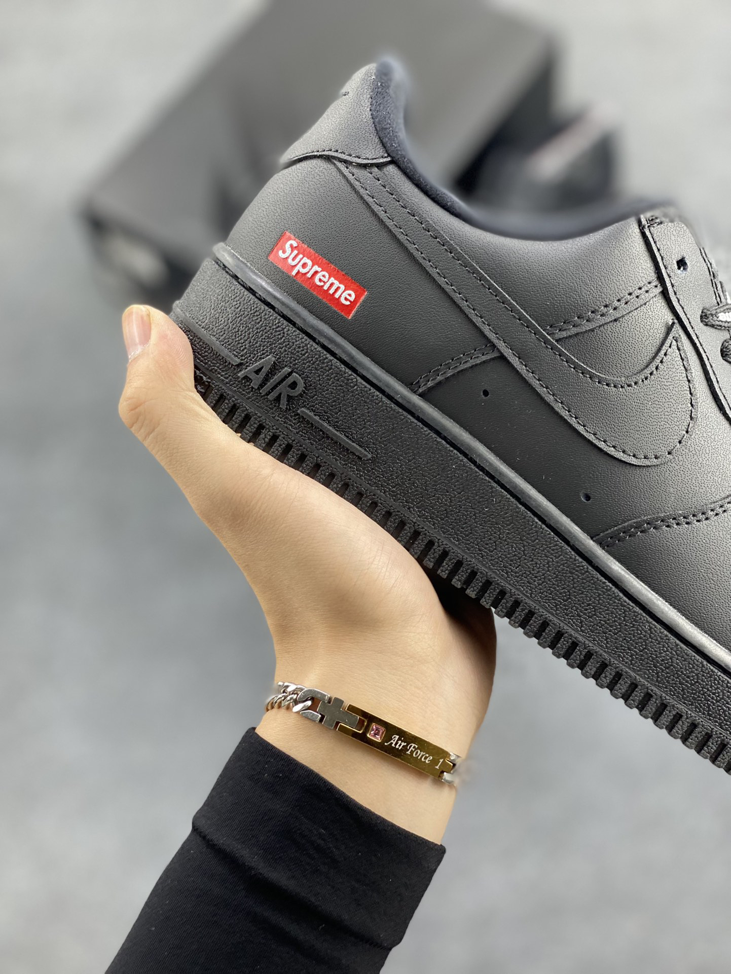 超入手困難「コラボモデル」Supreme × Nike Air Force 1 Low スニーカー
