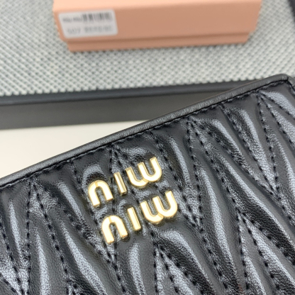 ミュウミュウ「Miu Miu」マテラッセレザー ジップアラウンド 折り財布