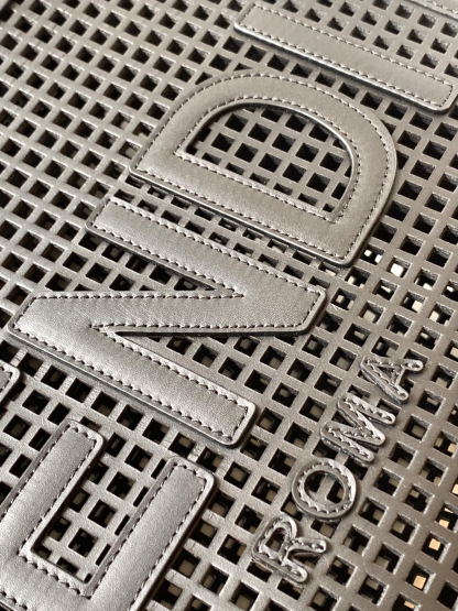 フェンディ「Fendi」Sunshine Shoer パンチングレザー トートバッグ