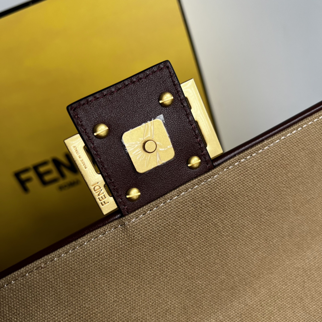 フェンディ「Fendi」Baguette ワッシュデニム シャイニーFFエンブレム バッグ-ISETAN PRESTIGE CURATED