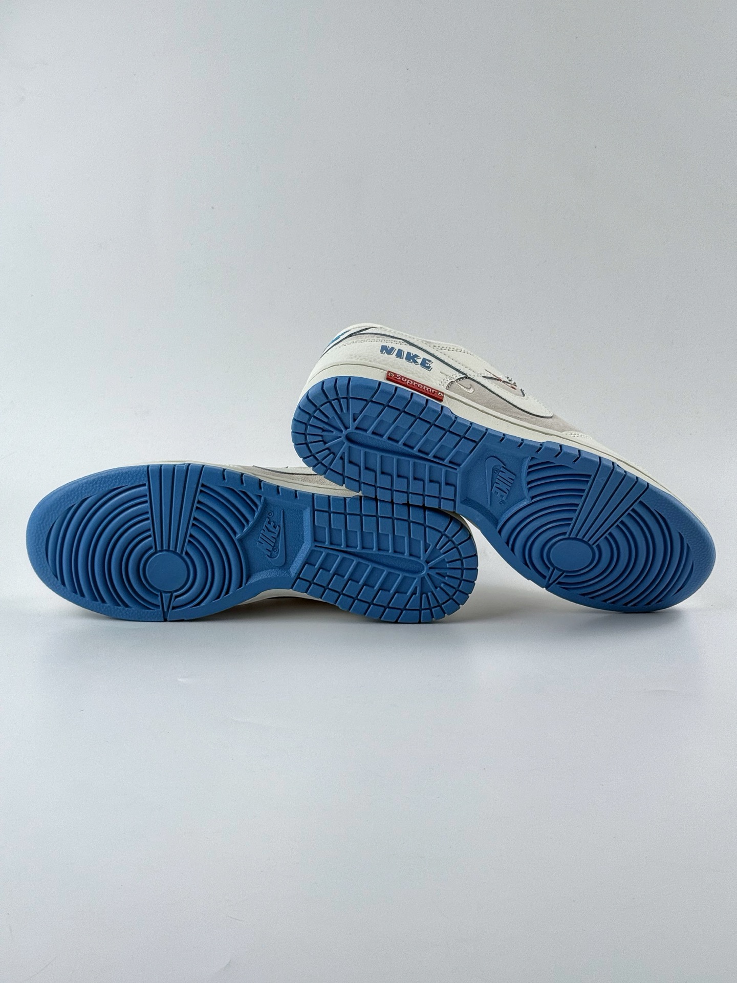 「コラボモデル」Supreme x Nike SB Dunk Low スニーカー