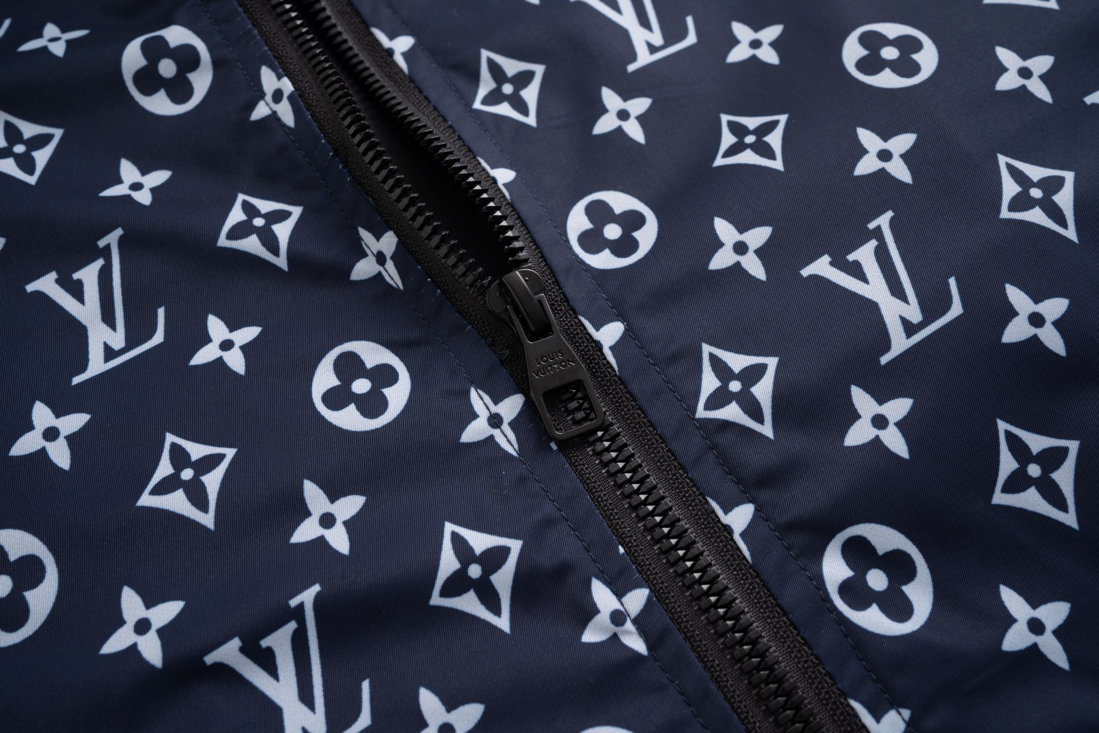 ルイ・ヴィトン「Louis Vuitton」ルイ・ヴィトン ロゴプリント ジップアップジャケット / アウター