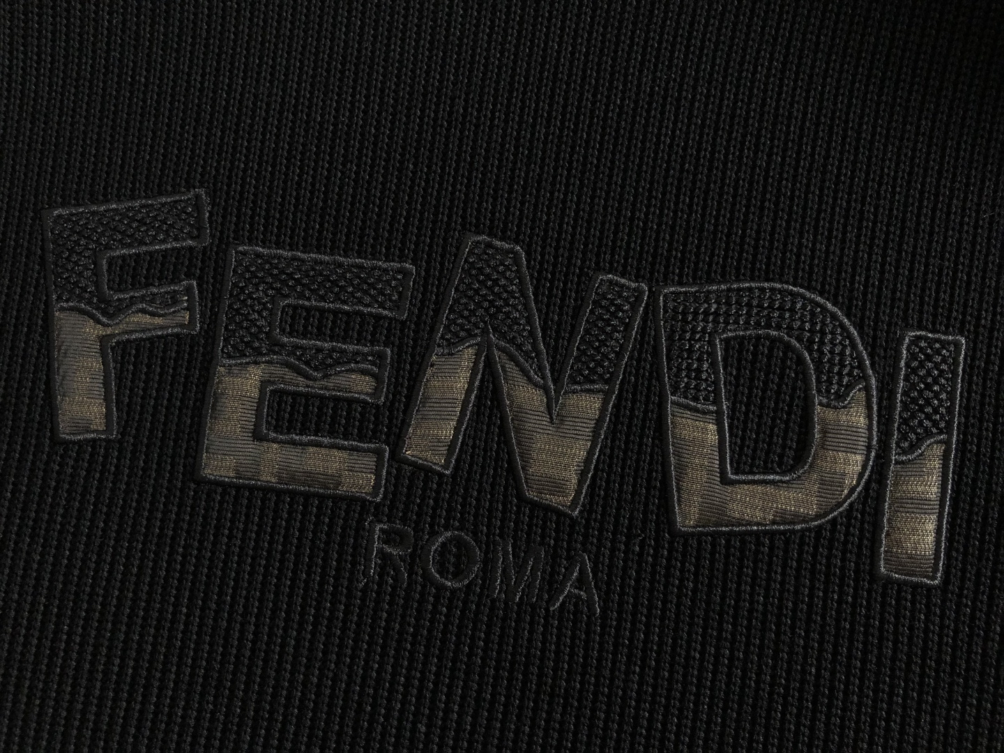 フェンディ「Fendi」フェンディ ロゴパッチ ジップアップスウェットシャツ / プルオーバー