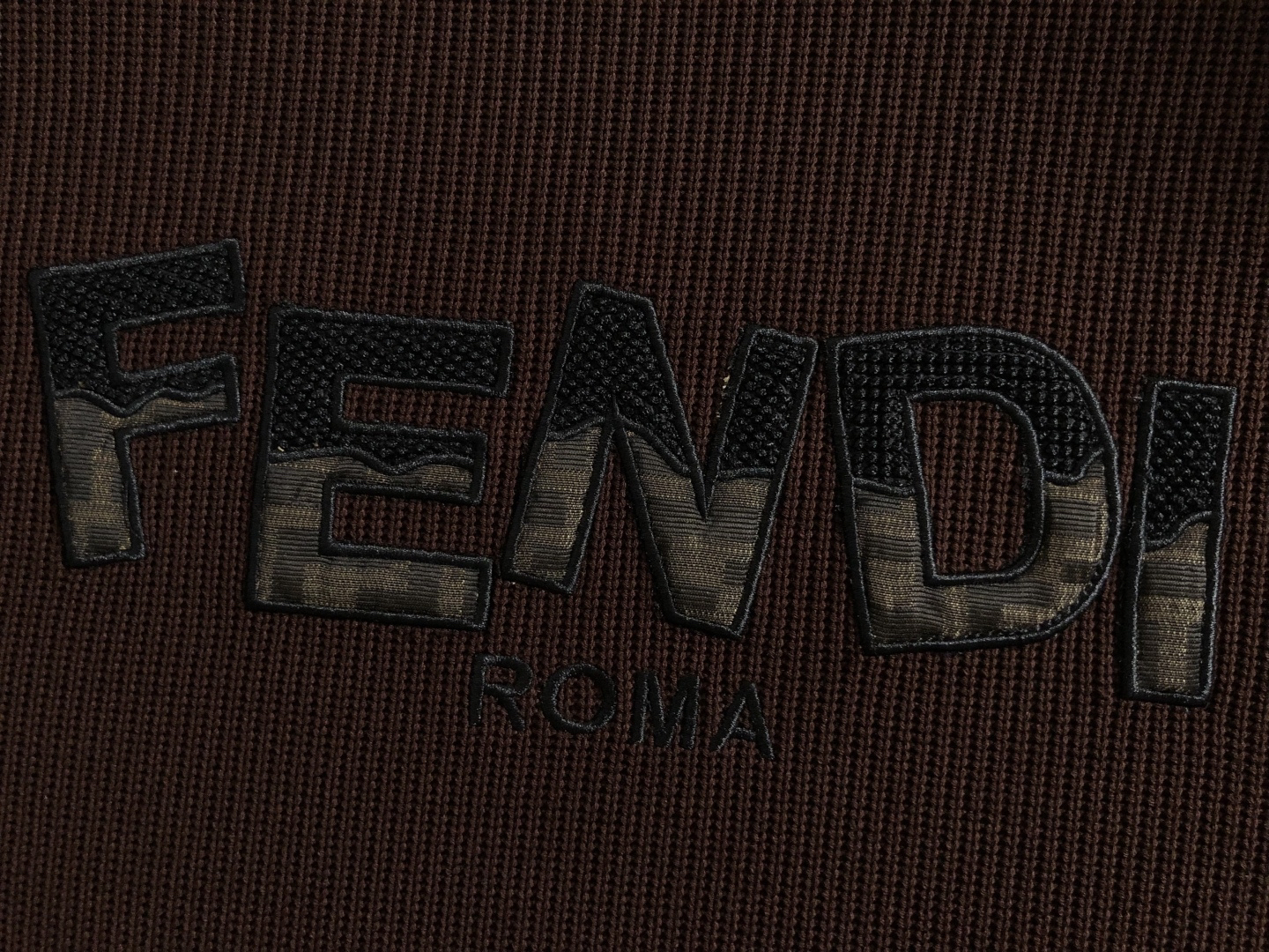 フェンディ「Fendi」フェンディ ロゴパッチ ジップアップスウェットシャツ / プルオーバー