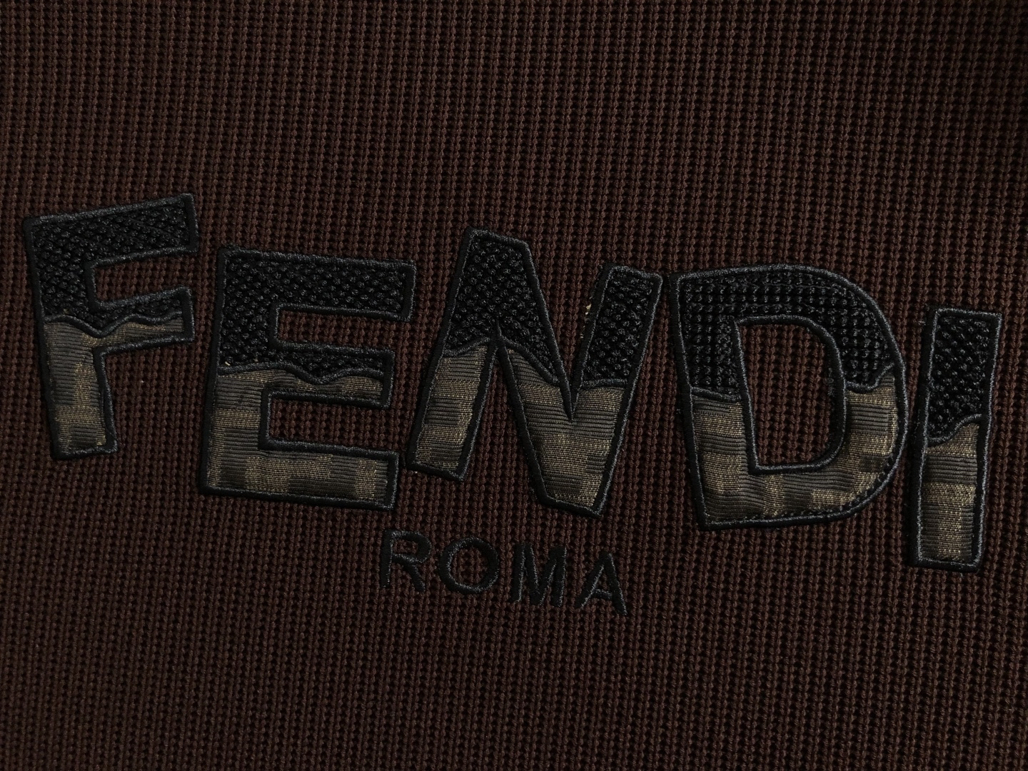 フェンディ「Fendi」フェンディ ロゴパッチ ジップアップスウェットシャツ / プルオーバー
