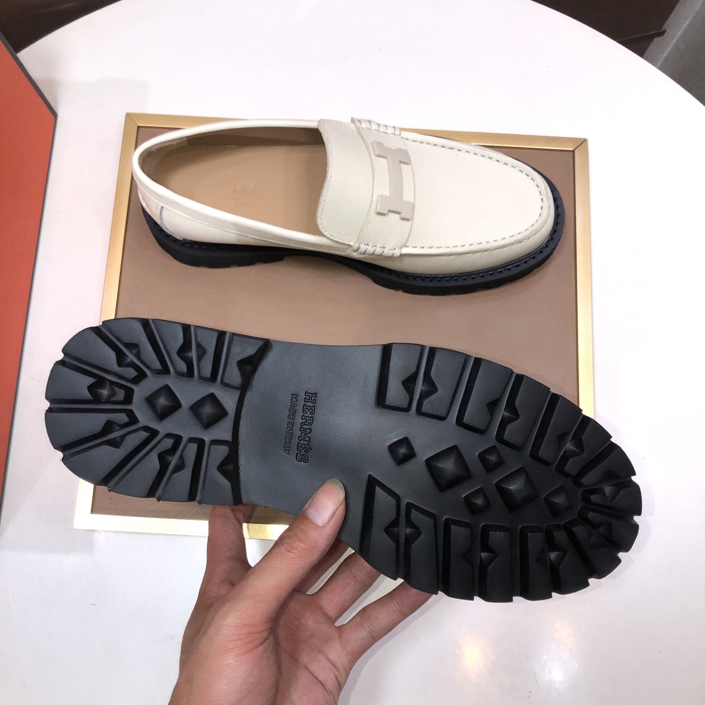 エルメス［Hermès］おしゃれなペアスニーカー