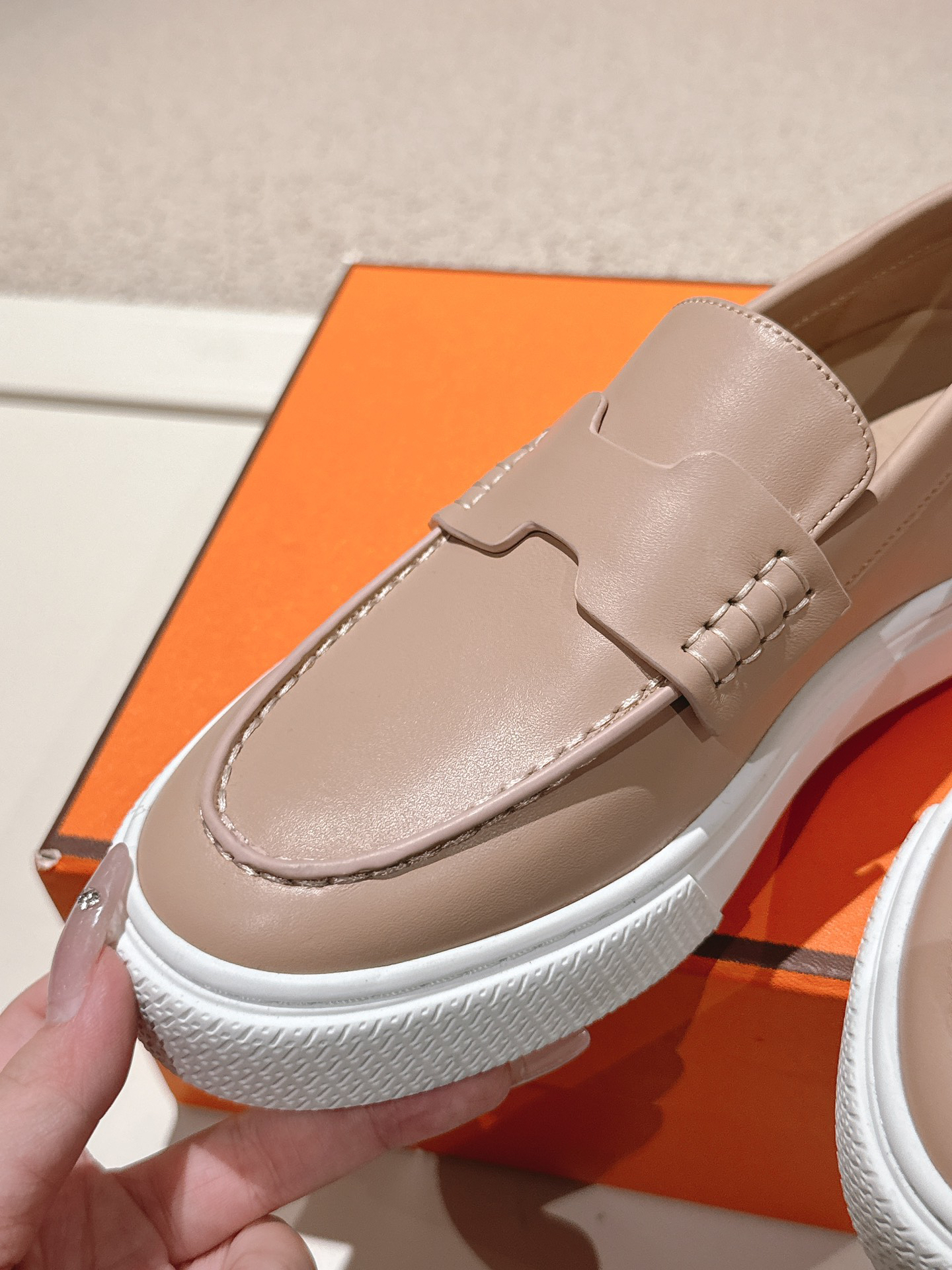 エルメス［Hermès］おしゃれなペアスニーカー