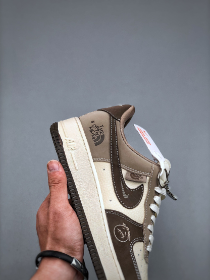 「コラボモデル」Travis Scott x Nike Air Force 1 Low '07 Travis Scott コラボレーション スニーカー ホワイト＆ブラウン