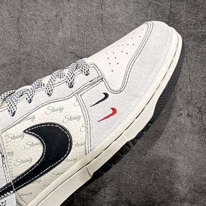 「コラボモデル」Supreme x Nike SB Dunk Low スニーカー