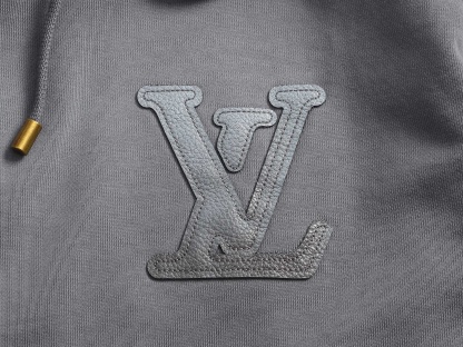 ルイ・ヴィトン「Louis Vuitton」ルイ・ヴィトン レタリング レザーパッチ フーデッド スウェットシャツ / ユニセックス