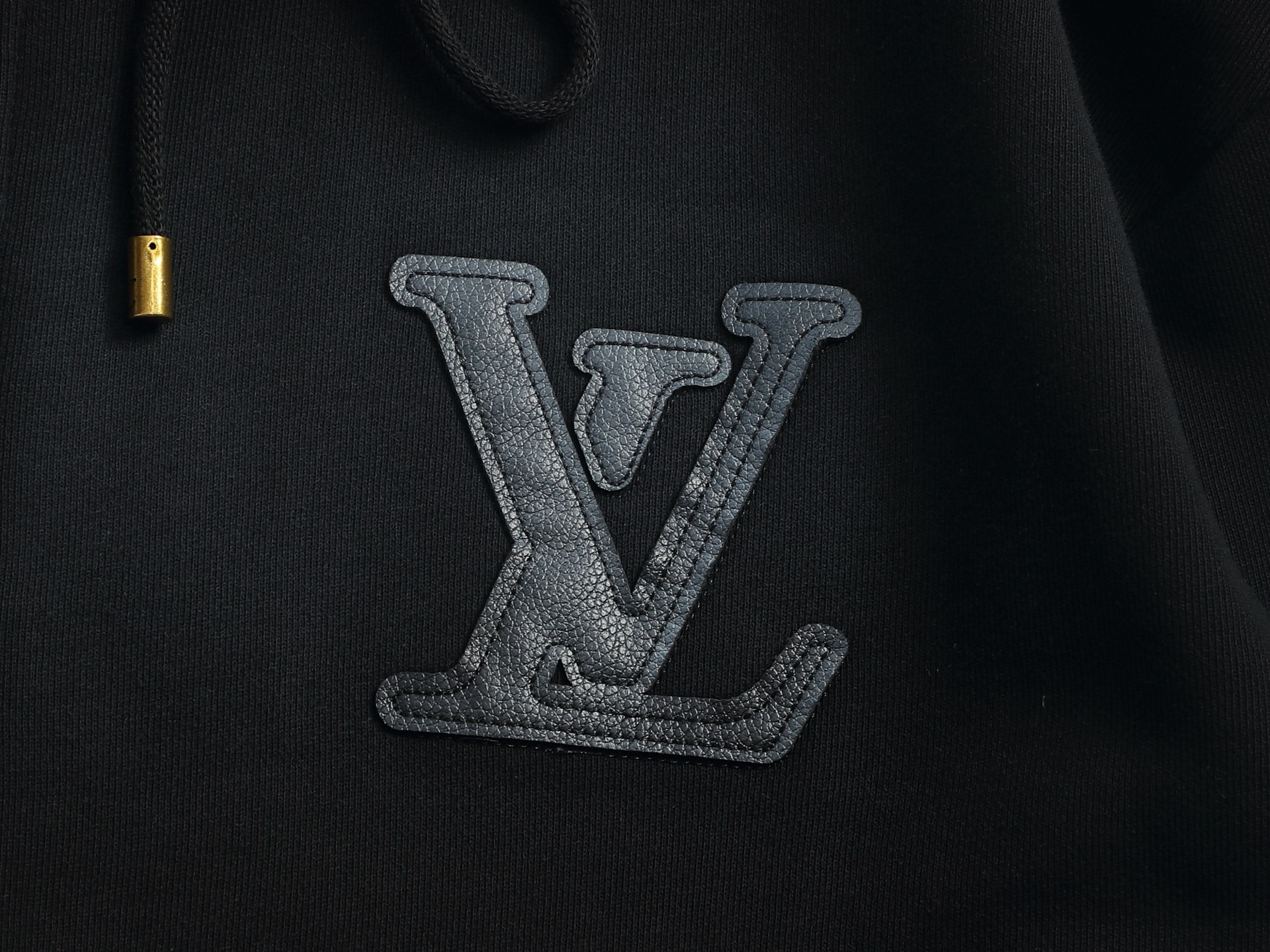 ルイ・ヴィトン「Louis Vuitton」ルイ・ヴィトン レタリング レザーパッチ フーデッド スウェットシャツ / ユニセックス