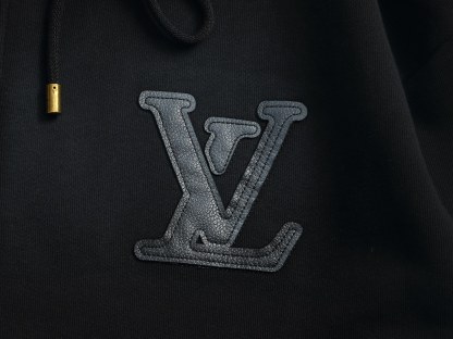 ルイ・ヴィトン「Louis Vuitton」ルイ・ヴィトン レタリング レザーパッチ フーデッド スウェットシャツ / ユニセックス