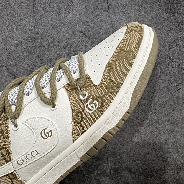 「コラボモデル」Gucci x Nike  SB Dunk Low デコンストラクション ドローストリングスニーカー