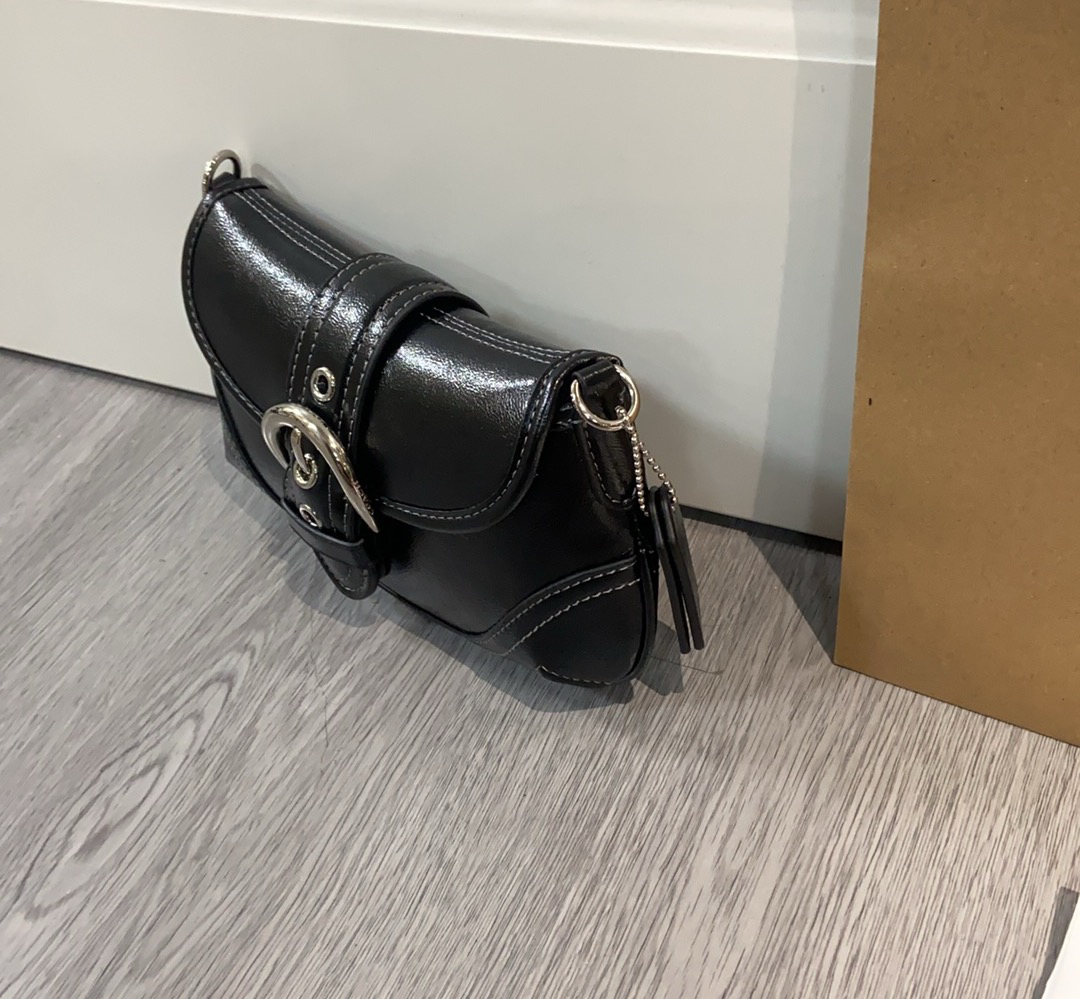 コーチ「Coach」Nolita ラミネートレザー バゲットバッグ