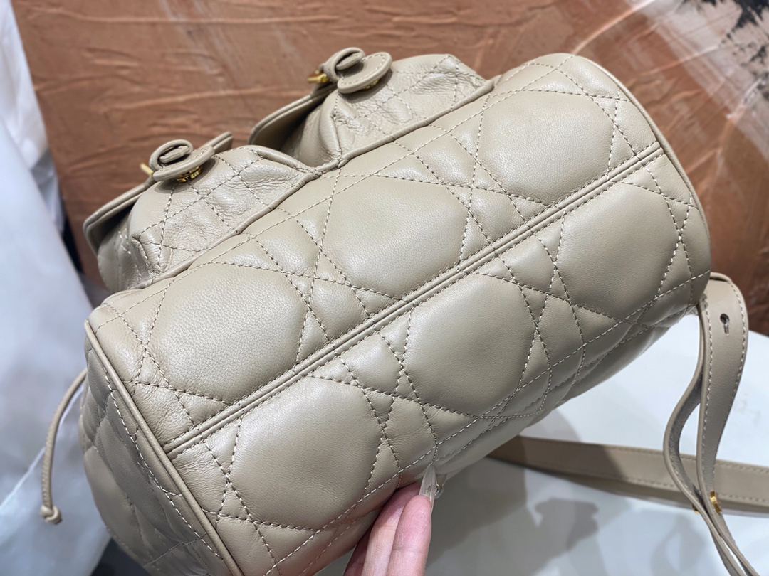 ディオール「Dior」CARO ミディアム バックパック マイルドベージュ ラムスキン カナージュ エフェクト