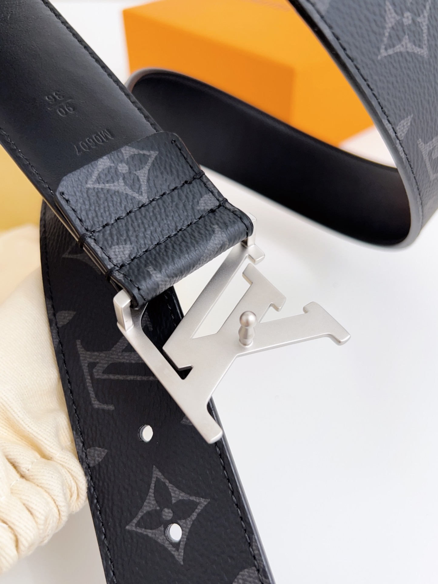 ルイ・ヴィトン「Louis Vuitton」ベルト･LV ピラミッド 40MM