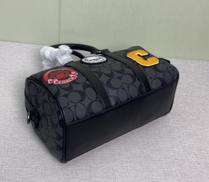 コーチ「Coach」Venturer ピローショルダーバッグ