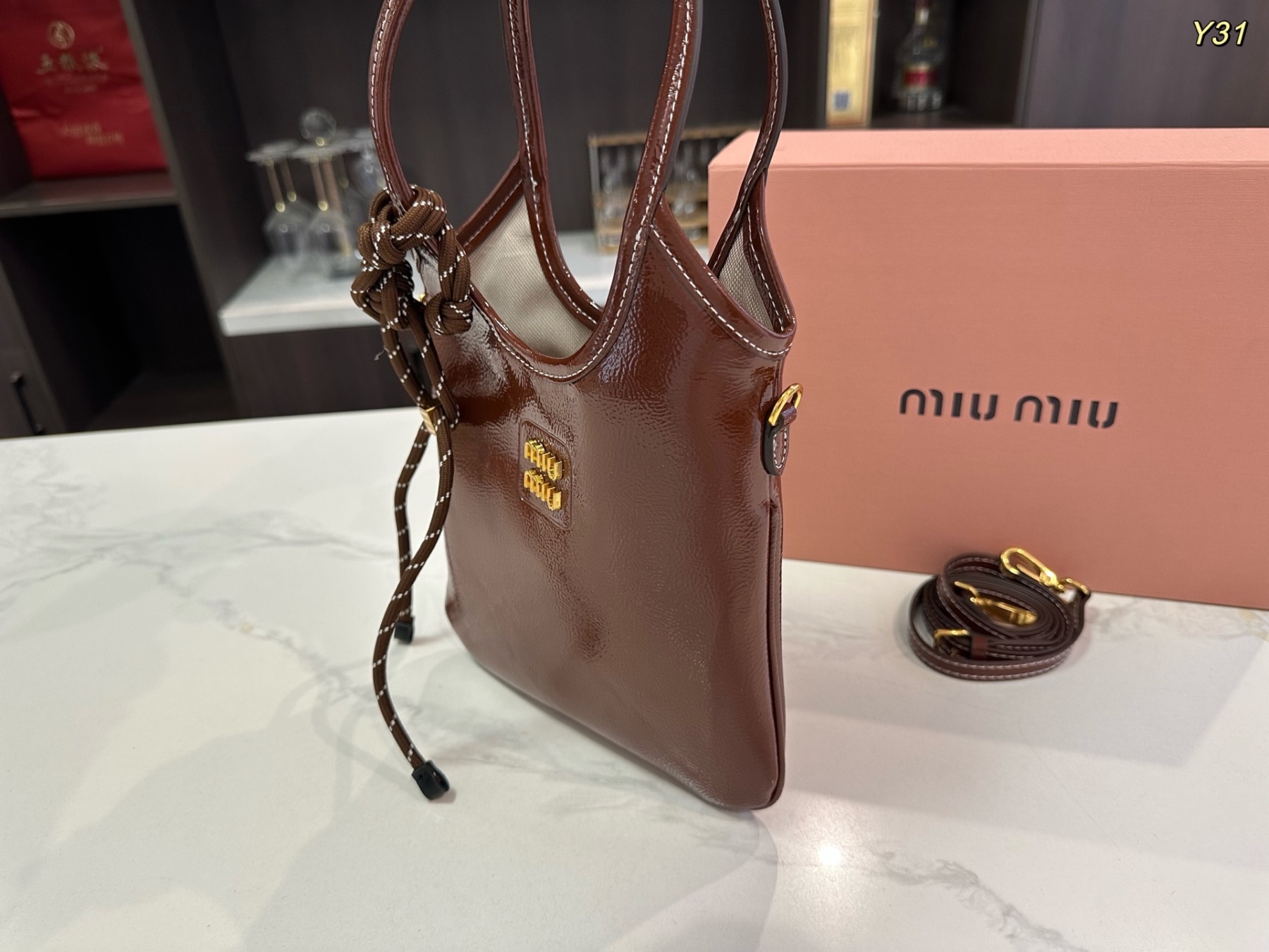 ミュウミュウ「Miu Miu」ラミー アイビートートバッグ コンパクトスリムシルエット