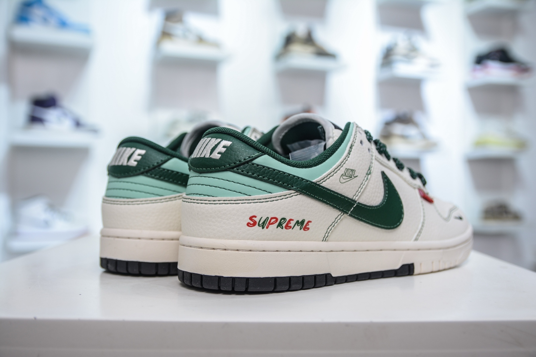 「コラボモデル」Supreme x Nike SB Dunk Low スニーカー