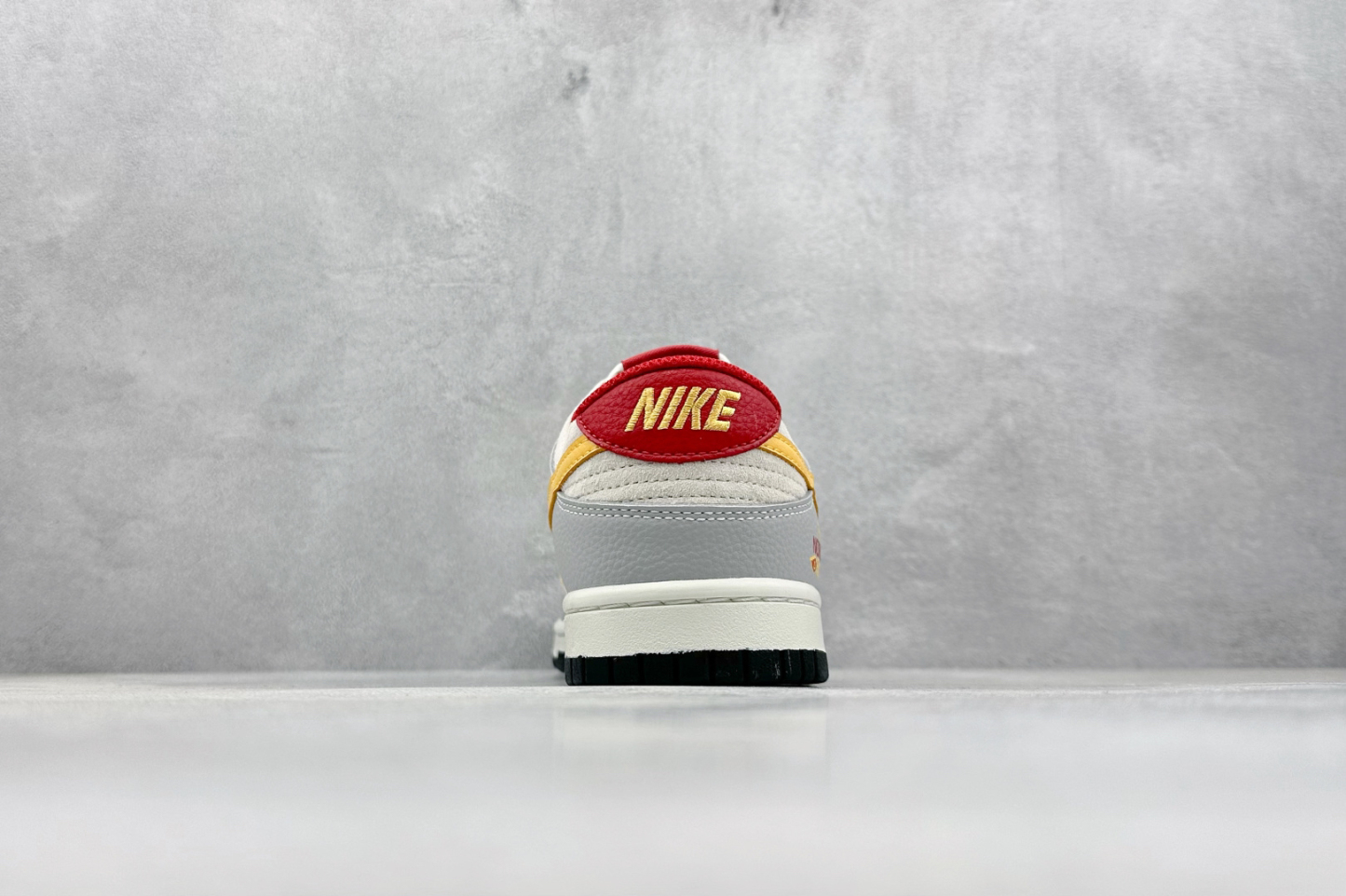 「コラボモデル」The North Face x Nike SB Dunk Low スネークイヤー エディション 'Beige Grey Red' スターライト スニーカー