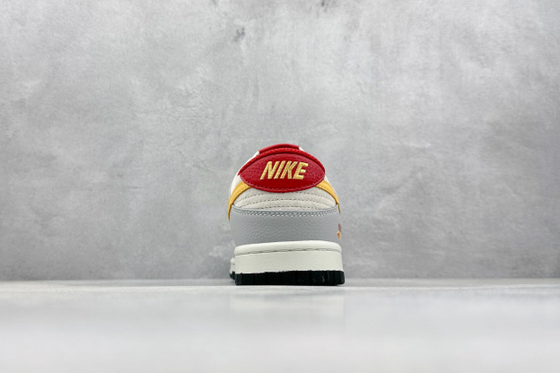 「コラボモデル」The North Face x Nike SB Dunk Low スネークイヤー エディション 'Beige Grey Red' スターライト スニーカー
