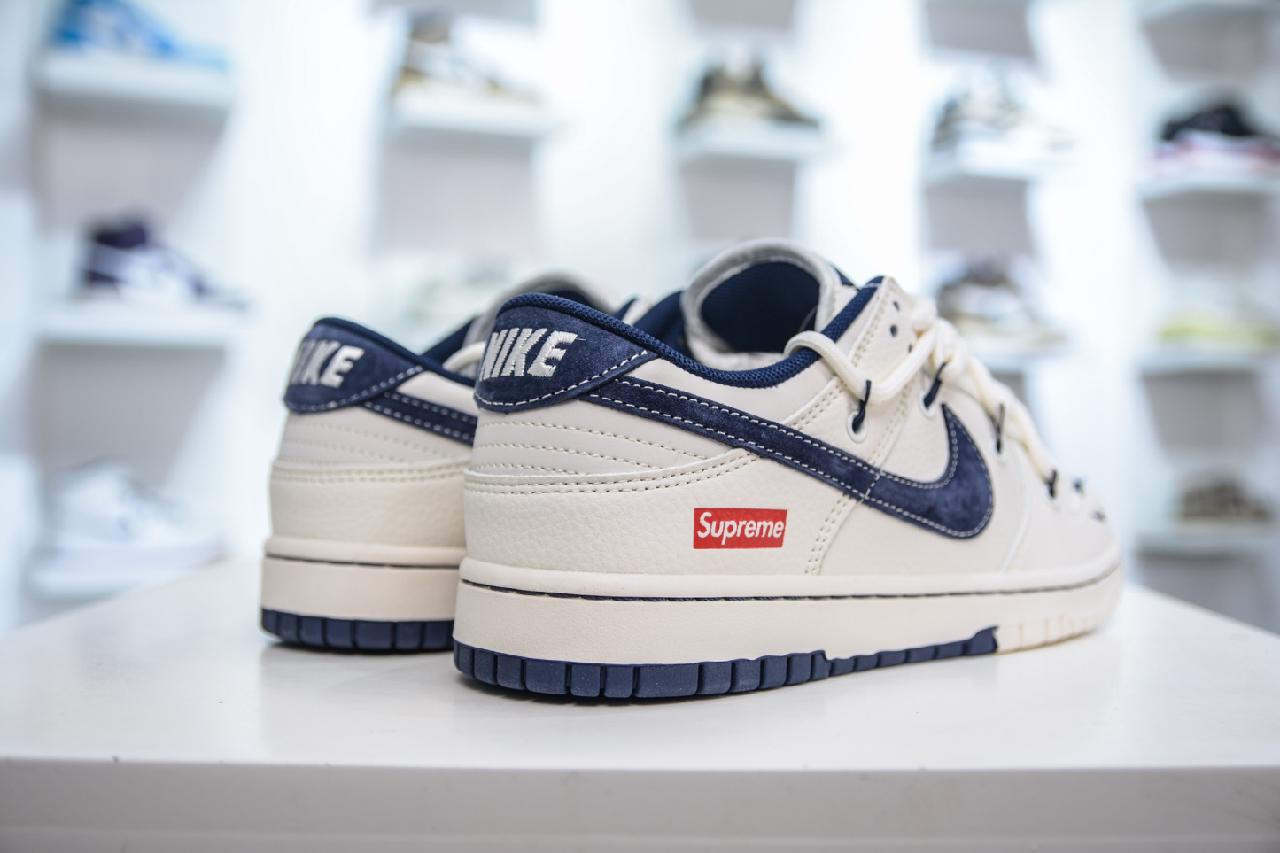 「コラボモデル」Supreme x Nike SB Dunk Low スニーカー