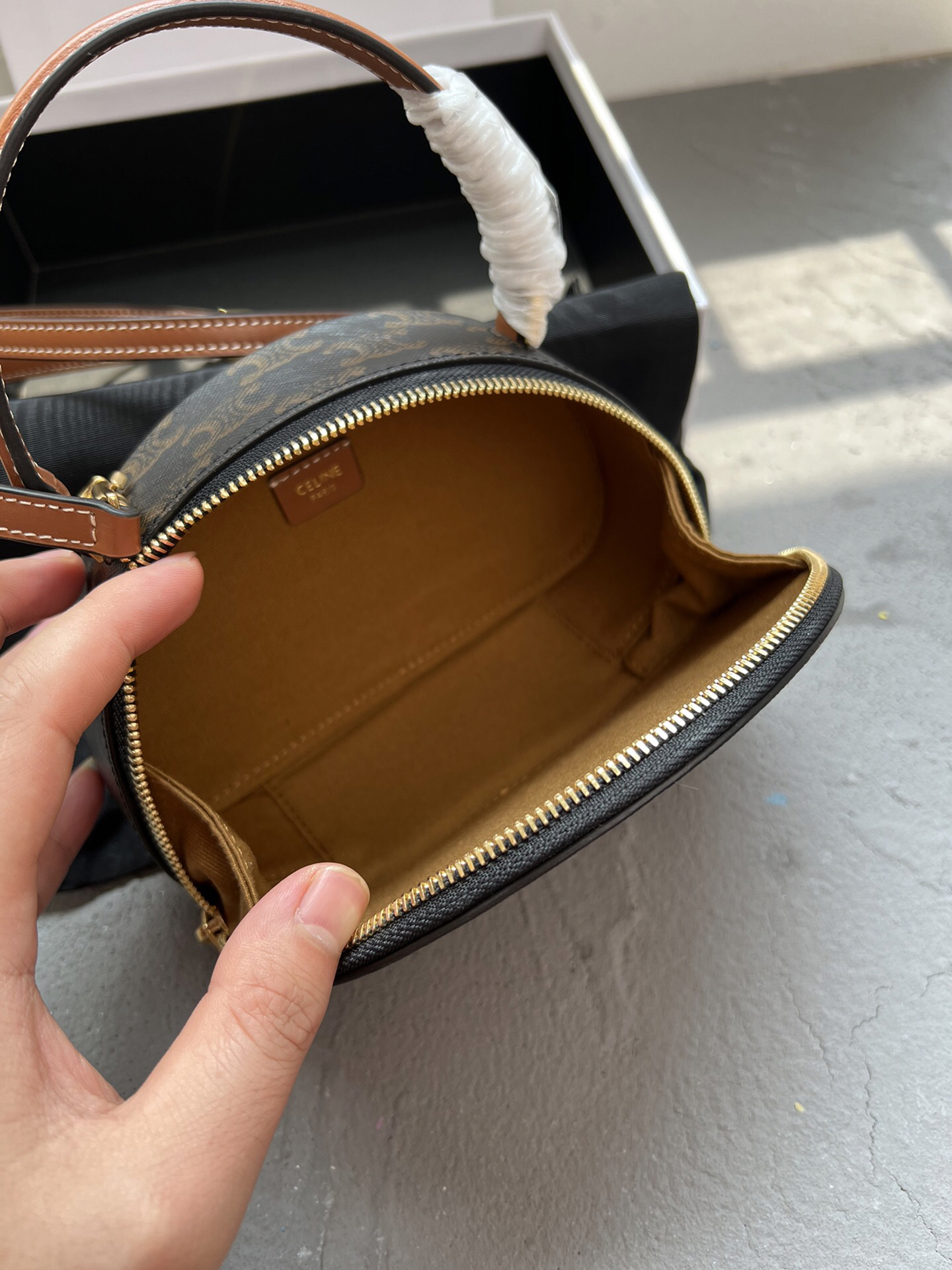 セリーヌ「CelineTRIOMPHE CANVAS 半月型ショルダーバッグ