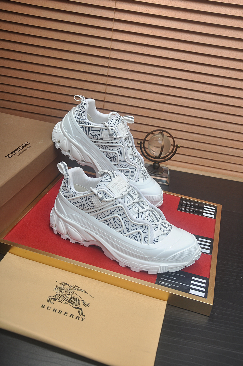 バーバリー「Burberry」バーバリークラシックグレンチェック レザーコートチェック クラシックローファイ スニーカー