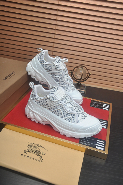 バーバリー「Burberry」バーバリークラシックグレンチェック レザーコートチェック クラシックローファイ スニーカー