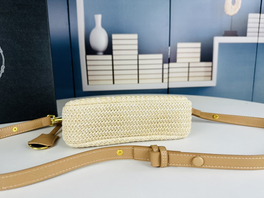 プラダ「Prada」  ペールアプリコット ブレイドアンダーアームバッグ 2369 ニットバッグ