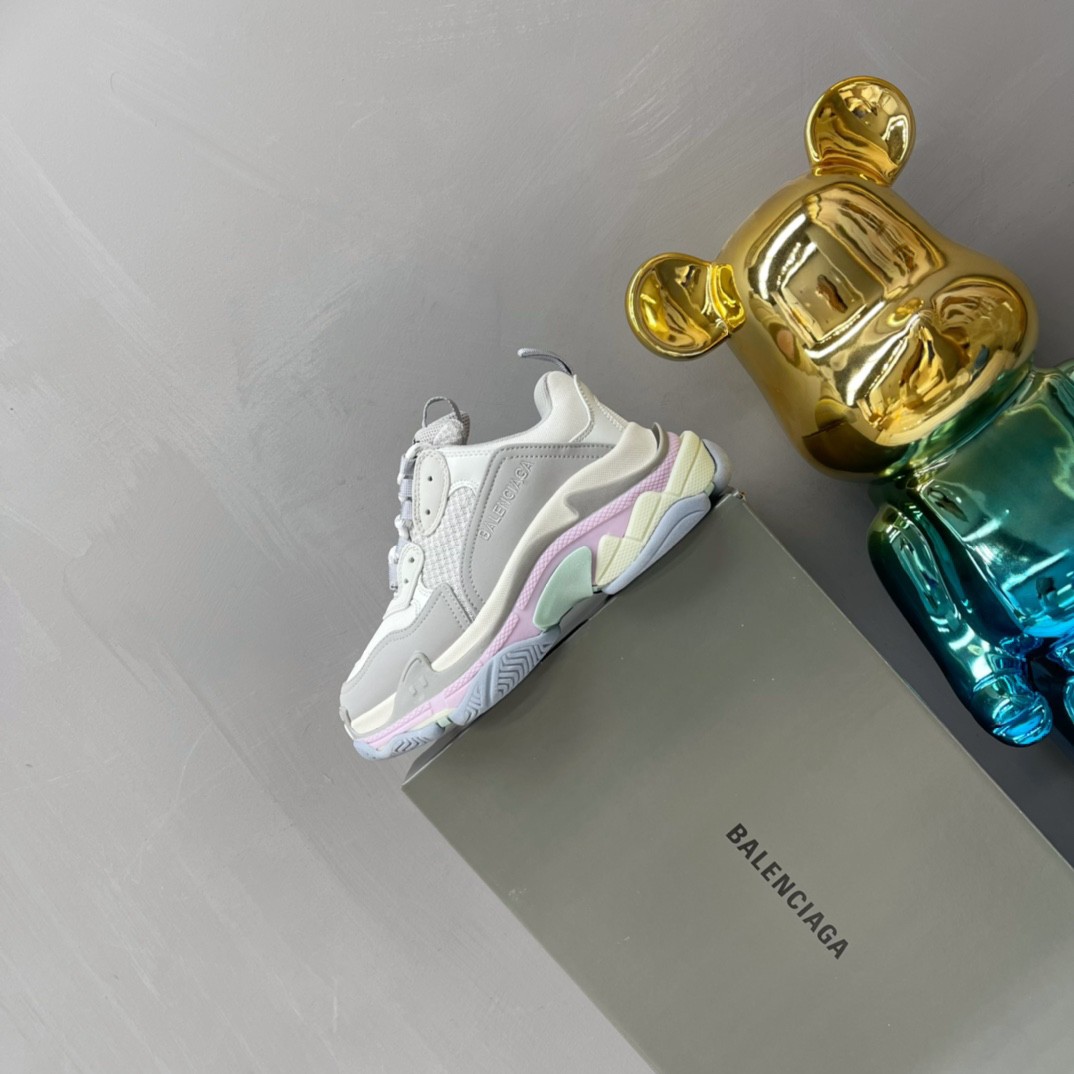 バレンシアガ「Balenciaga」Triple S スニーカー