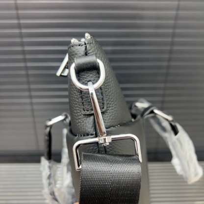 プラダ「Prada」クラシック レザートートバッグ