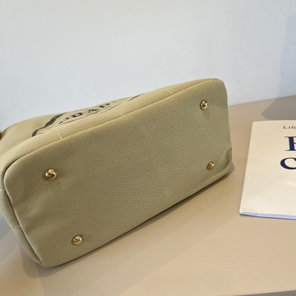 プラダ「Prada」サマーエッセンシャル キャンバス トートバッグ
