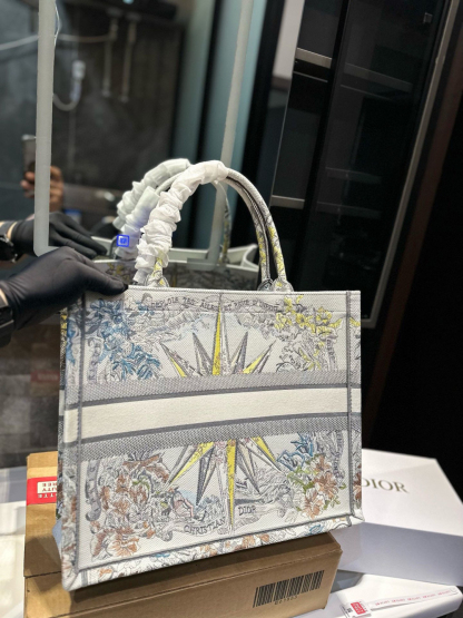 ディオール Dior Book Tote バッグ スモール、ミディアム、ラージの3つのサイズ