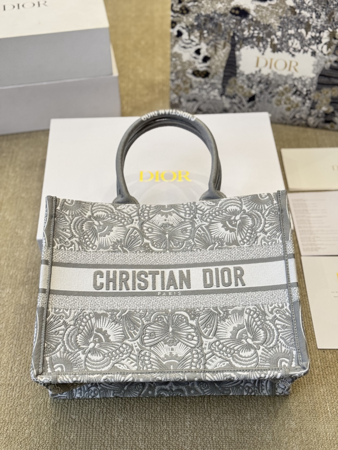 ディオール Dior Book Tote バッグ スモール、ミディアム、ラージの3つのサイズ