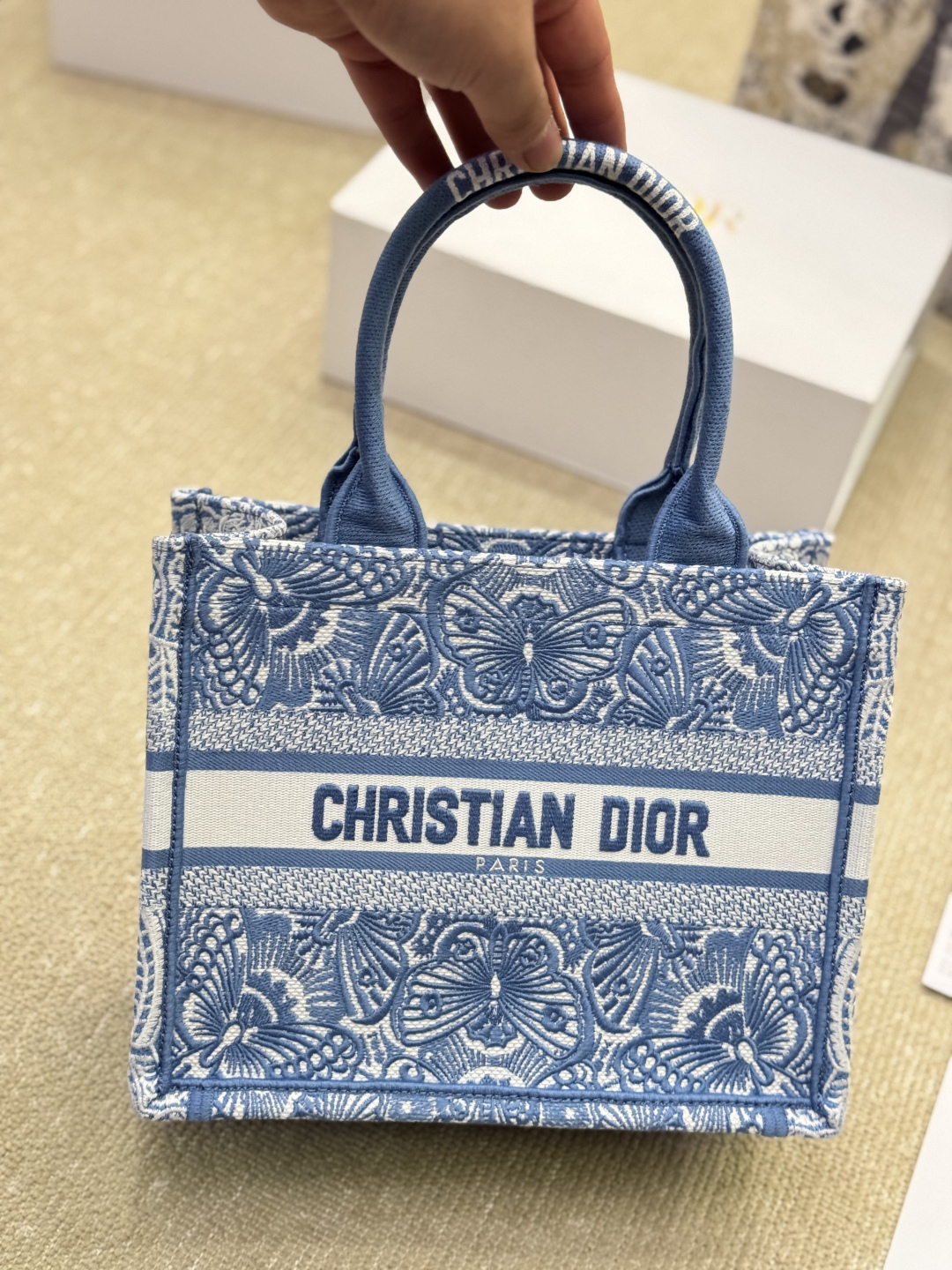 ディオール Dior Book Tote バッグ スモール、ミディアム、ラージの3つのサイズ