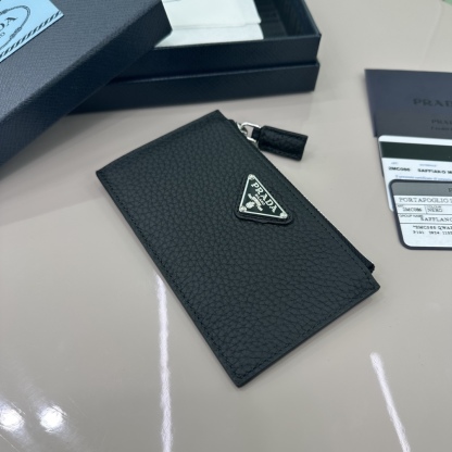 プラダ「Prada」レザーカードケース