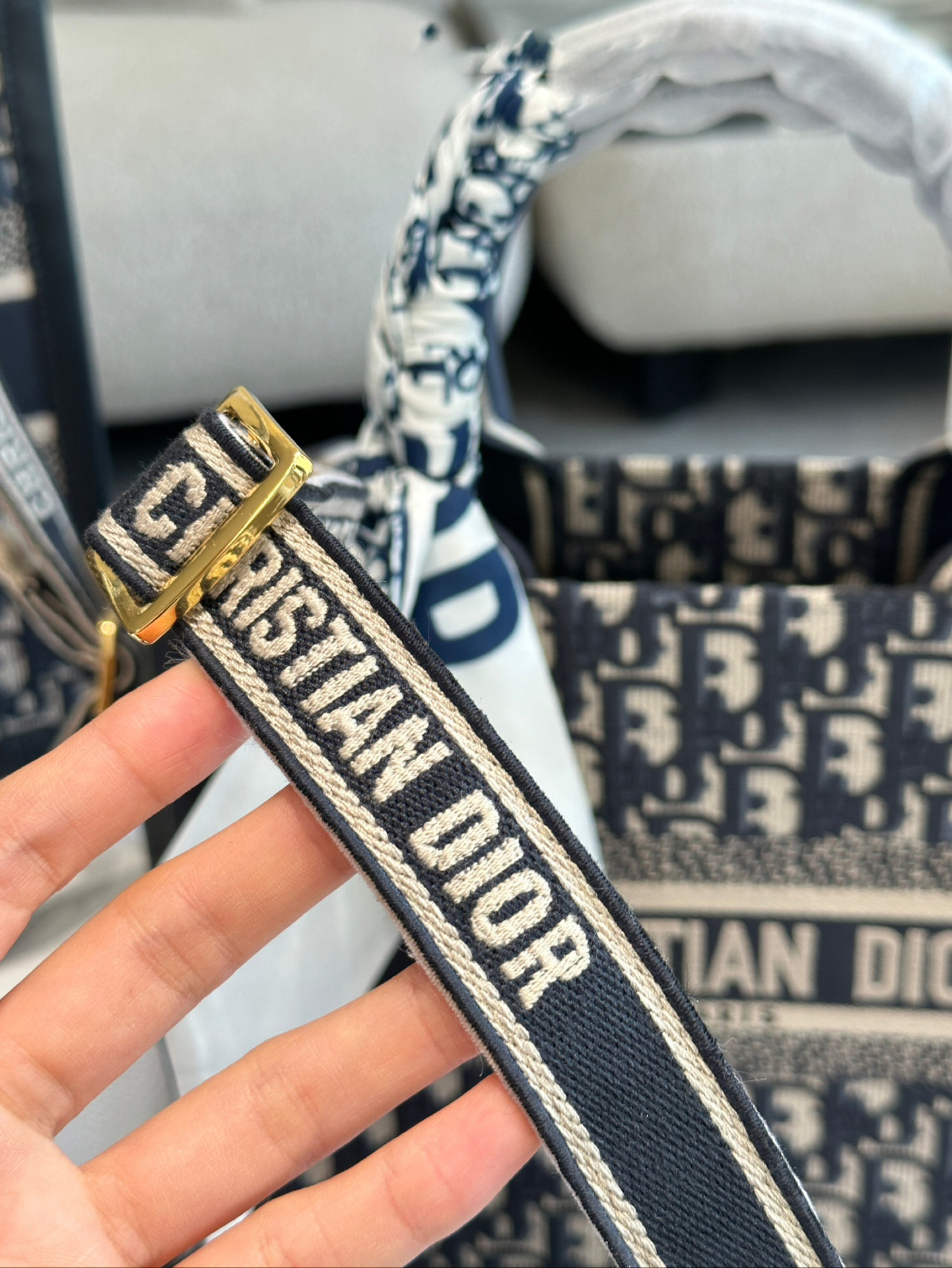 ディオール Dior Book Tote バッグ スモール、ミディアムの2つのサイズ