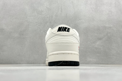 「コラボモデル」Supreme x Nike SB Dunk Low スニーカー