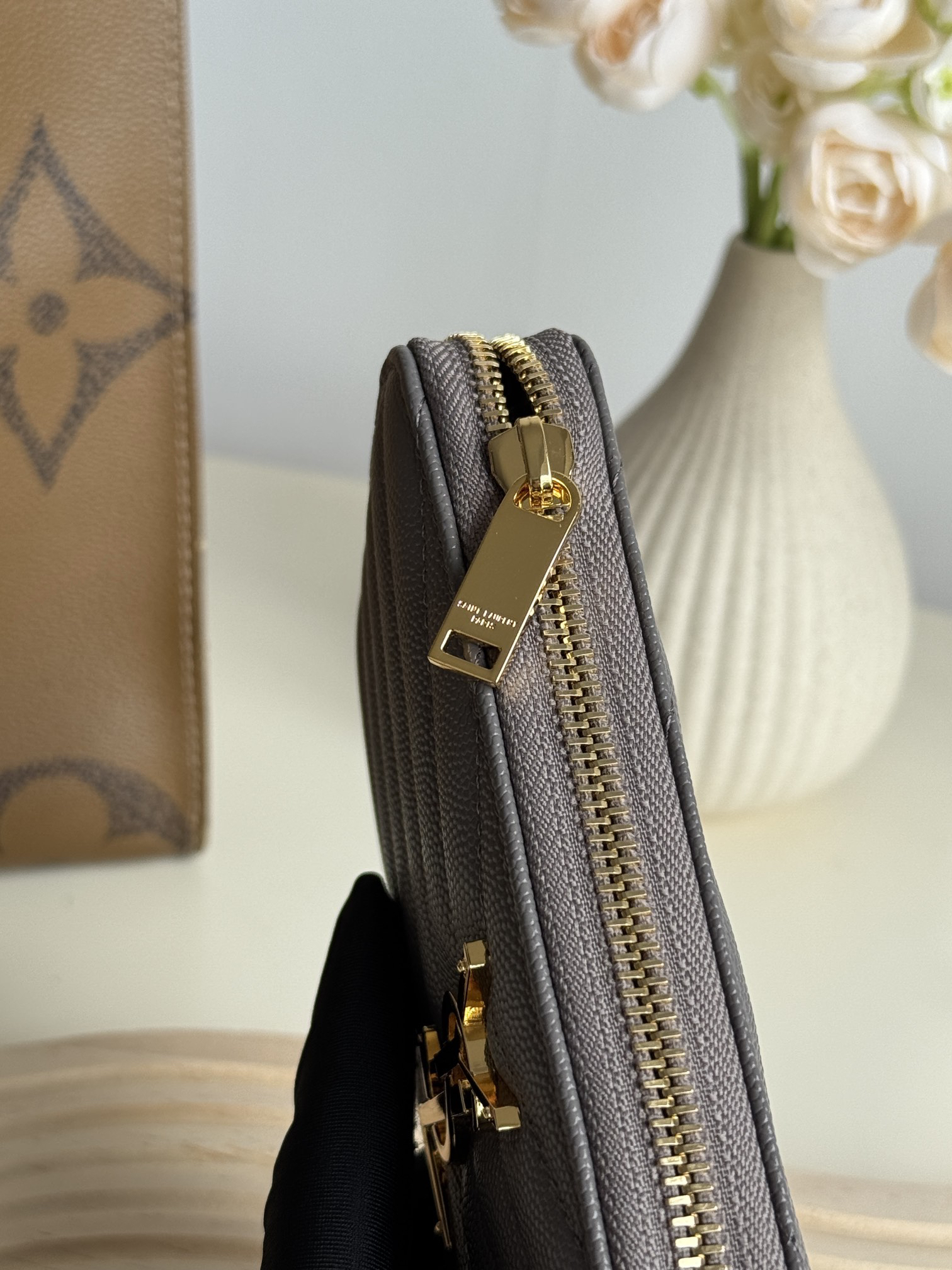 モノグラム・サンローラン「Saint Laurent」フルジップウォレット（グレインパウダーテクスチャー キルティングレザー）