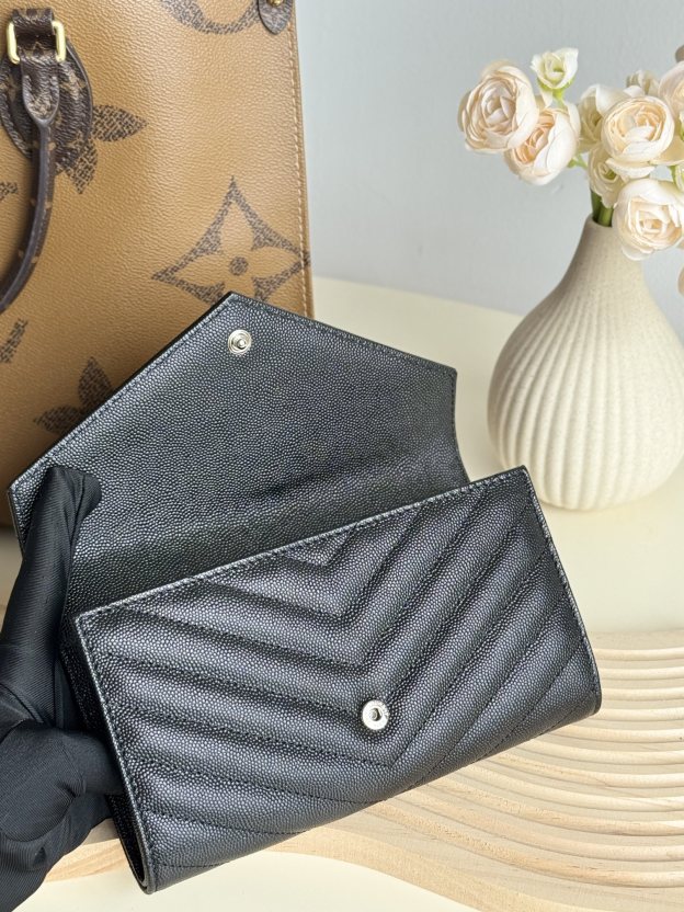 サンローラン「Saint Laurent」カサンドラ ラージウォレット（ラムスキン）