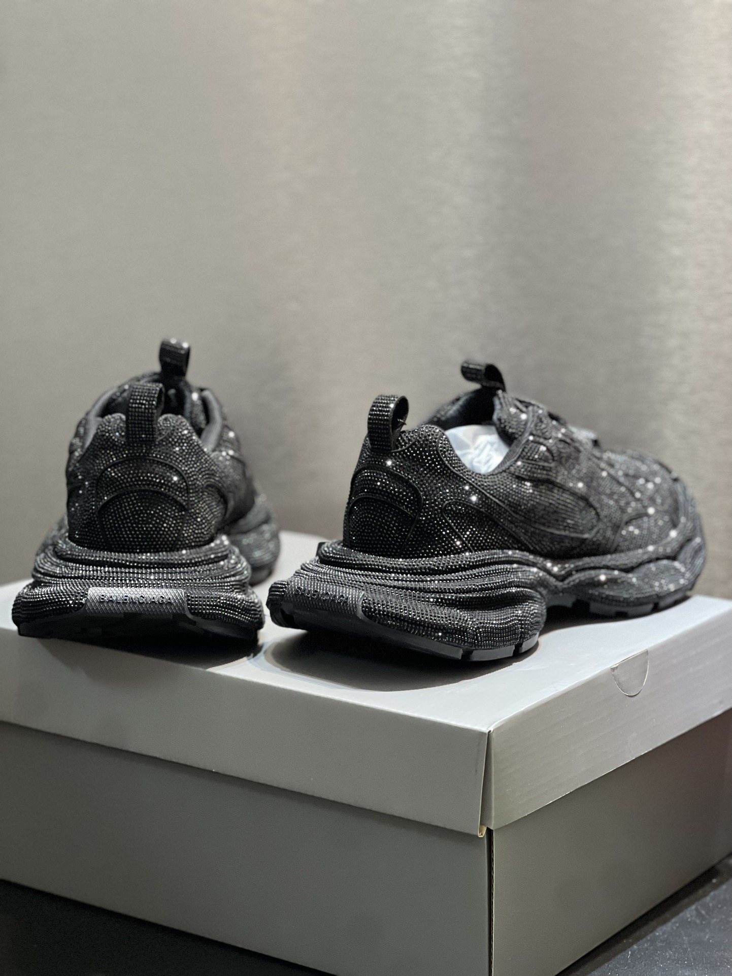 バレンシアガ「Balenciaga」ハンドエンボスド3XLシリーズ スニーカー