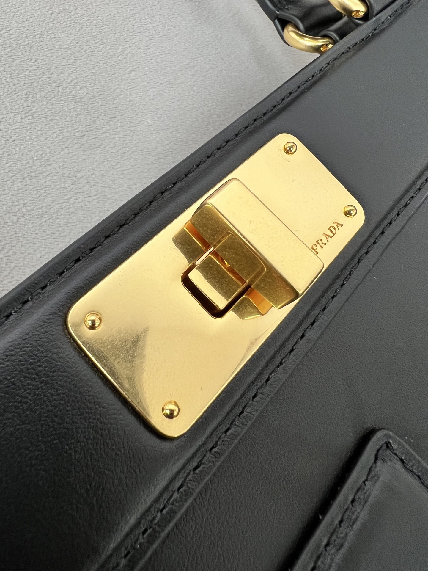 プラダ「Prada」ジオメトリック ショルダーバッグ