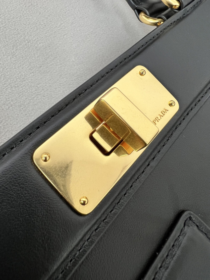 プラダ「Prada」ジオメトリック ショルダーバッグ