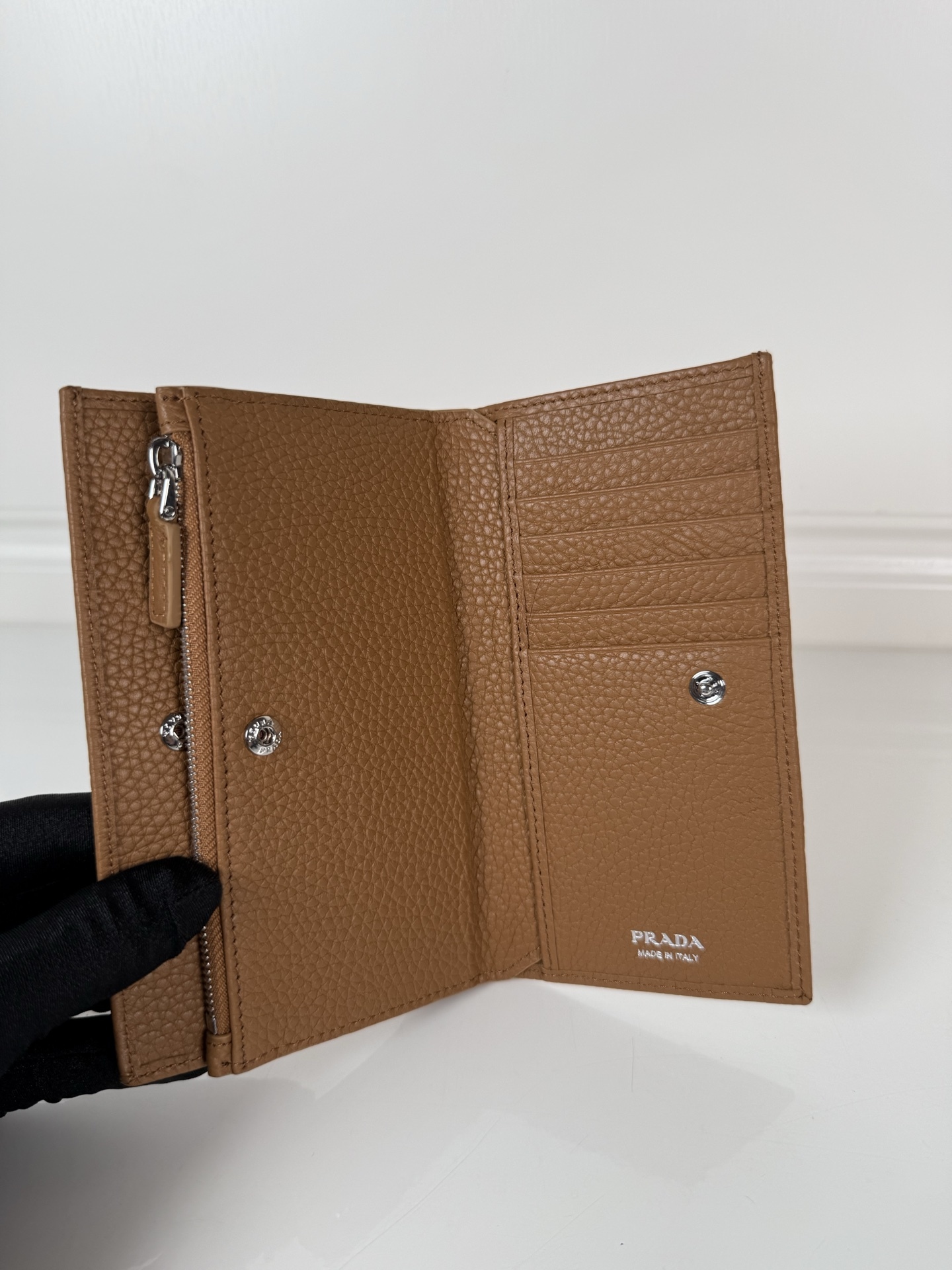 プラダ「Prada」 ロゴプリント スナップウォレット