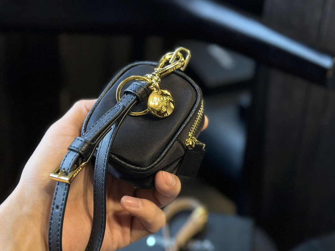 プラダ「Prada」トライアングルロゴ ミニコインケース