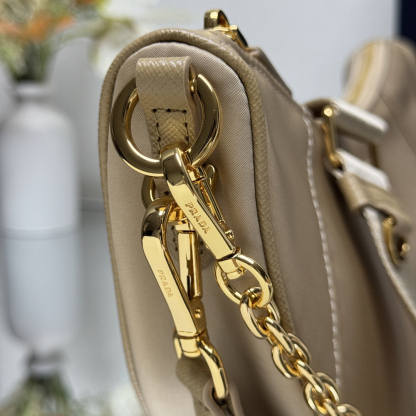 プラダ「Prada」リナイロン ムーンショルダーバッグ
