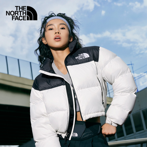 The North Face ICON Nuptse レディース ショート丈 ホワイトグースダウンジャケット。撥水加工済みで、冬季の新作です