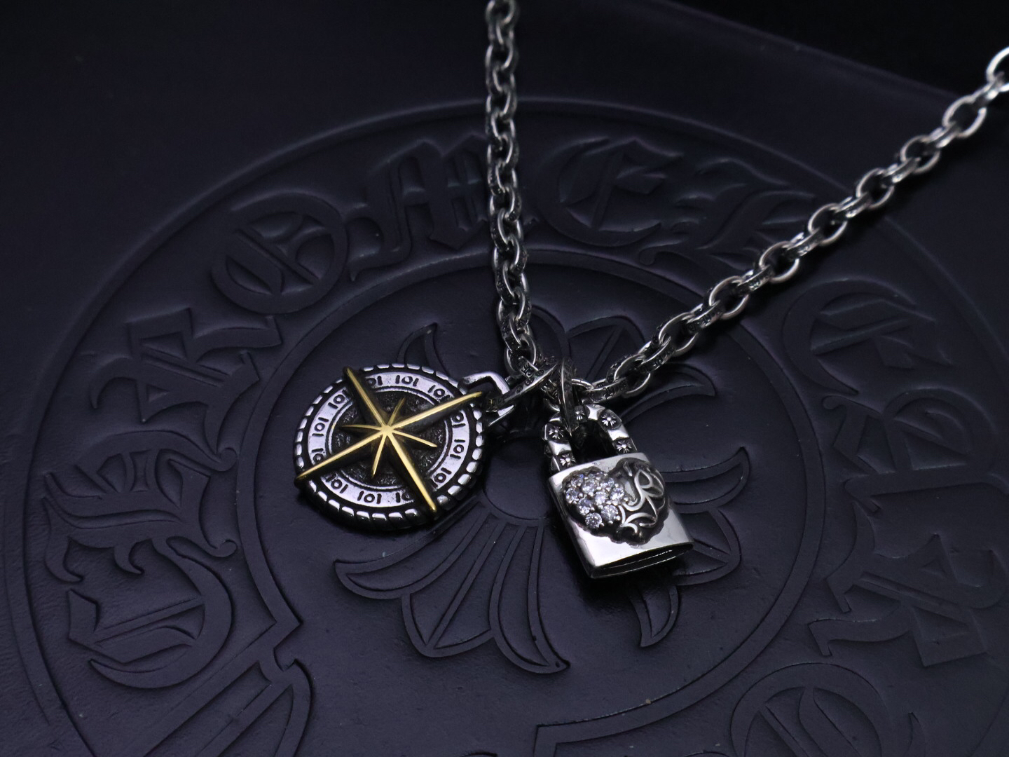 クロムハーツ「Chrome Hearts」のクラシックネックレス - 日常に上品なアクセントを添えるユニセックスモデル