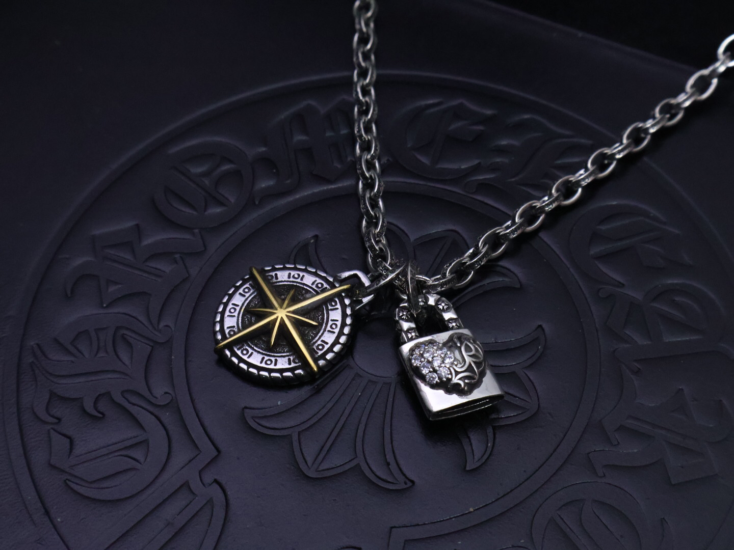 クロムハーツ「Chrome Hearts」のクラシックネックレス - 日常に上品なアクセントを添えるユニセックスモデル